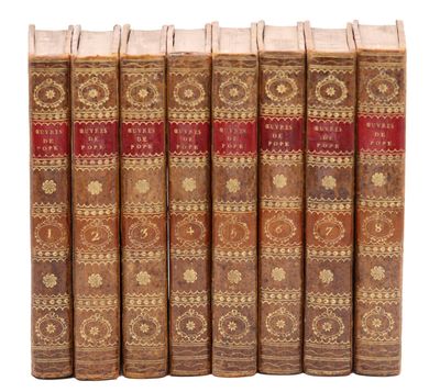 un ensemble de cinq vieux livres superposés