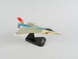 une photo d'une maquette d'avion de chasse posée sur un socle noir