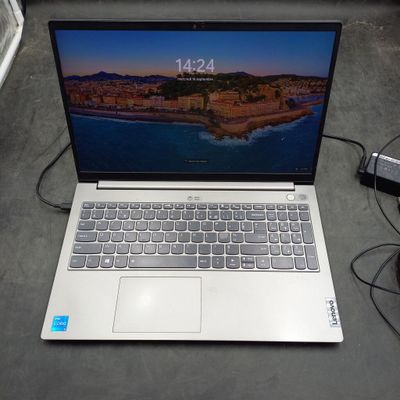 un ordinateur portable posé sur une table avec un chargeur