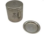 une image représentant un récipient en argent muni d'un couvercle et d'une assiette en argent