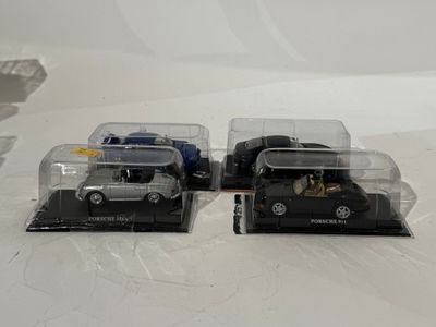trois petites voitures exposées dans une vitrine