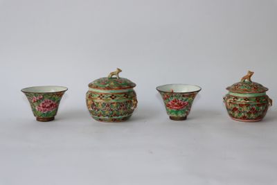 quatre types différents de vases et de bols chinois posés sur un fond blanc