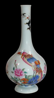 un vase blanc orné d'un oiseau sur fond noir