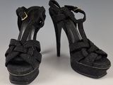 une paire de chaussures noires à talons hauts ornées de nœuds sur la pointe