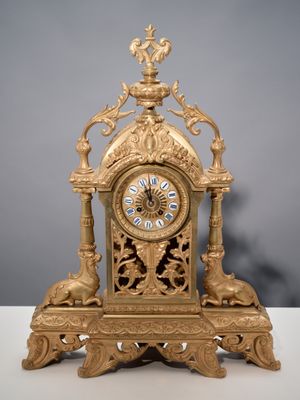 Importante pendule en bronze ciselé et doré de forme borne f…