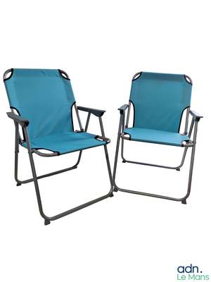 une paire de chaises de jardin pliantes bleues avec accoudoirs, sur fond blanc