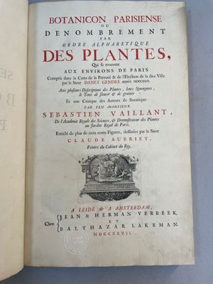 un livre sur lequel figure l'image d'une plante