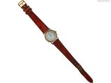 une image d'un gros plan d'une montre-bracelet sur un fond blanc