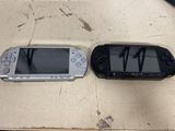 deux jeux Nintendo Wii posés l'un à côté de l'autre sur la table