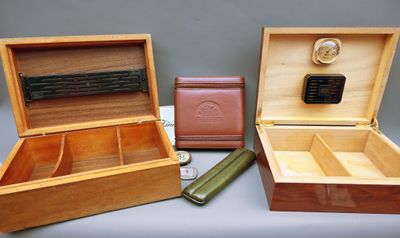 trois boîtes en bois ouvertes posées sur une table
