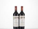 deux bouteilles de vin rouge posées sur une table