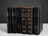 un lot de cinq livres noirs posés sur une table blanche