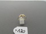 une bague en or ornée d'un nœud et à laquelle est attachée une étiquette de prix
