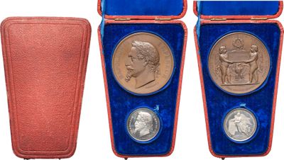 trois médailles d'argent et d'or dans des écrins en velours, sur fond blanc