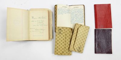 Plusieurs livres sont empilés les uns sur les autres sur une surface blanche.