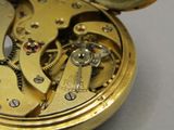 gros plan d'une montre de poche sur une table