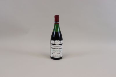 une bouteille de vin posée sur une table