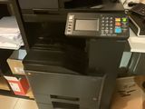 une imprimante posée sur un bureau dans une pièce