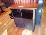 une table en bois sur laquelle est posé un meuble en métal