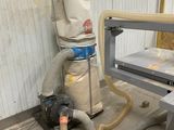 une machine posée sur une table dans une pièce