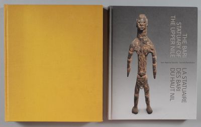 deux livres posés l'un à côté de l'autre sur une table