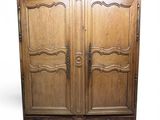 une image représentant une armoire en bois avec deux portes de chaque côté