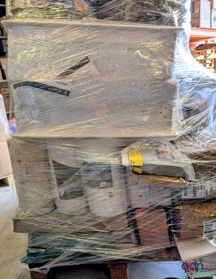 une grande pile de cartons emballés dans du plastique
