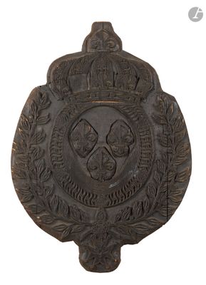 une image représentant une plaque métallique surmontée d'une couronne