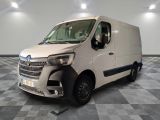 une camionnette blanche garée sur un sol en damier