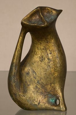une image représentant un vase en bronze posé sur une table