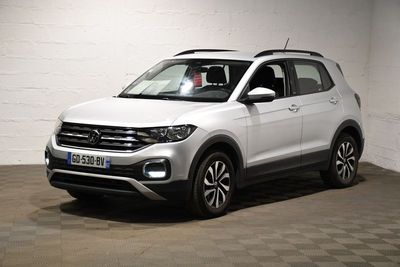 La Volkswagen T-Cross blanche est garée dans le garage.