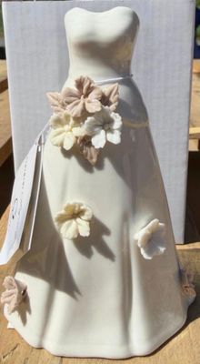 un gâteau de mariage orné d'une robe, posé sur une table