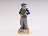 une figurine d'un homme avec un chapeau et une canne