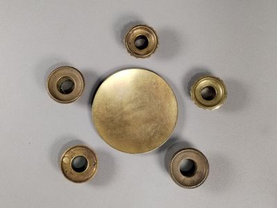 une horloge accrochée au mur, dotée de quatre boutons différents