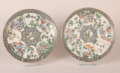 Deux assiettes en porcelaine de la famille verte à décor de …