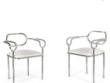 paire de chaises en acier chromé avec des assises rembourrées blanches