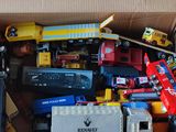 une boîte remplie de petites voitures et de camions