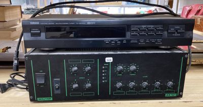 une photo d'une chaîne hi-fi posée sur une table en bois