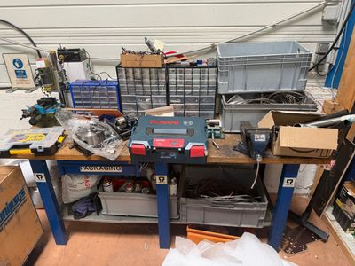 un établi avec de nombreux outils