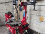 une machine rouge qui se trouve dans un garage