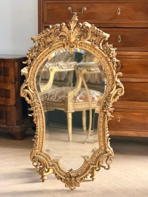 un miroir posé sur le sol devant une commode