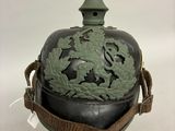 un casque orné d'un motif vert sur le dessus