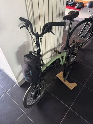 un vélo posé par terre près d'un mur