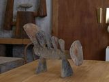 une sculpture de cheval en bois posée sur une table