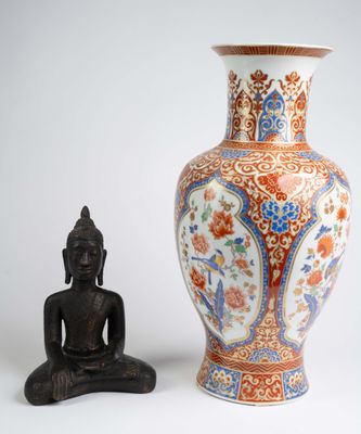 deux vases posés l'un à côté de l'autre sur une table
