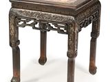 une image d'une petite table avec un plateau en marbre sur un fond blanc