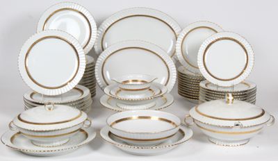 beaucoup d'assiettes et de bols empilés les uns sur les autres
