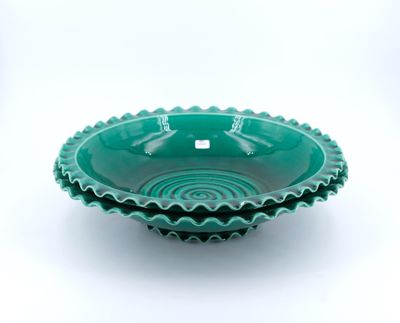 un bol vert posé sur une table blanche