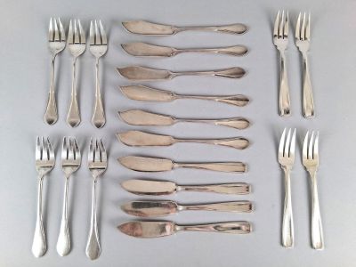 plusieurs fourchettes et cuillères disposées sur une table