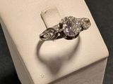 une image d'une bague en diamant posée sur une boîte blanche